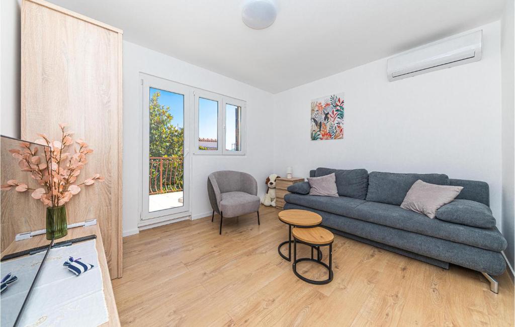 Amazing Apartment In Okrug Donji With Wifi photo 3