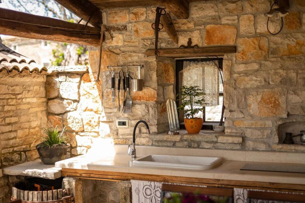 Rustic villa Janko with pool in Sveti Lovrec photo 3
