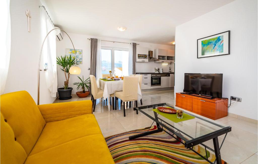 Five-Bedroom Holiday Home In Novigrad photo 2