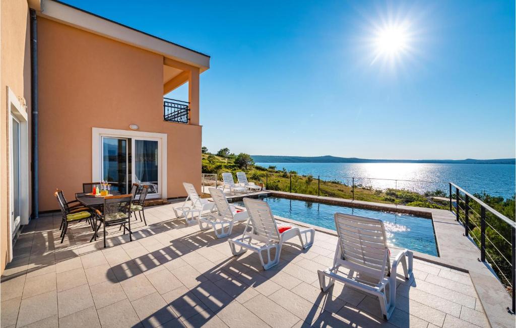 Five-Bedroom Holiday Home In Novigrad photo 3