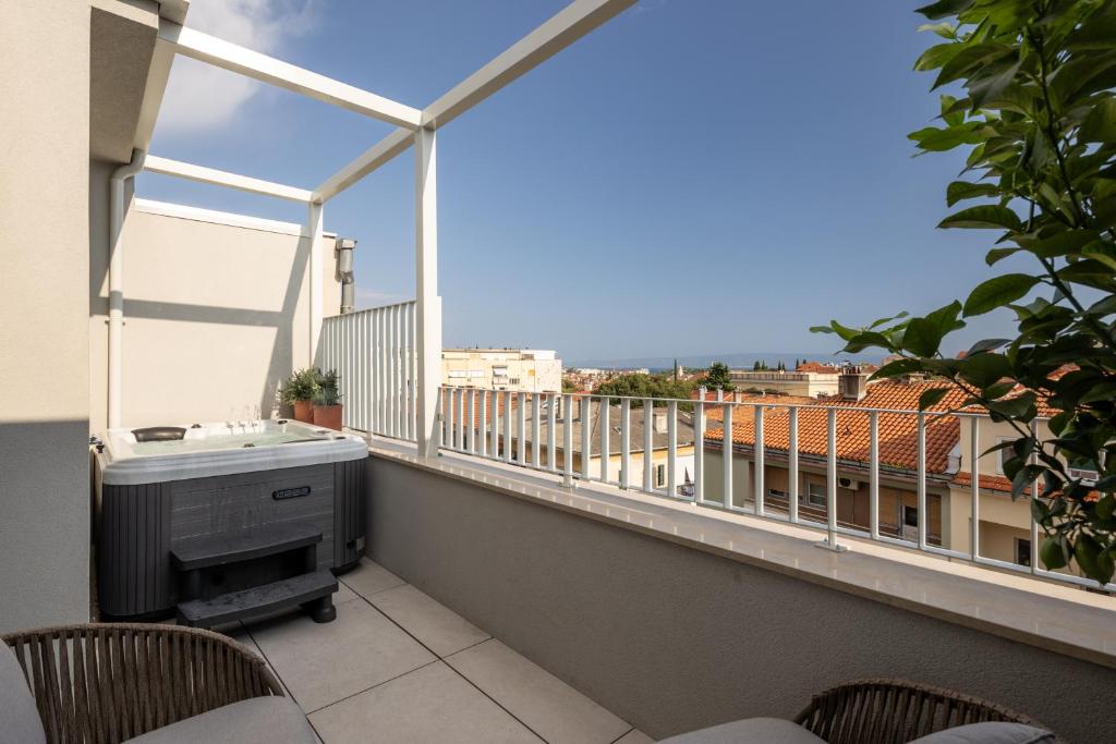 Rooftop Jacuzzi & City View Split Apartment photo 2