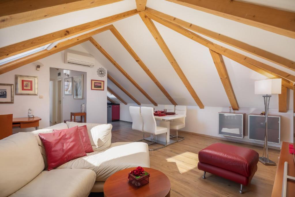 Romantic Attic Apartment — photo 1