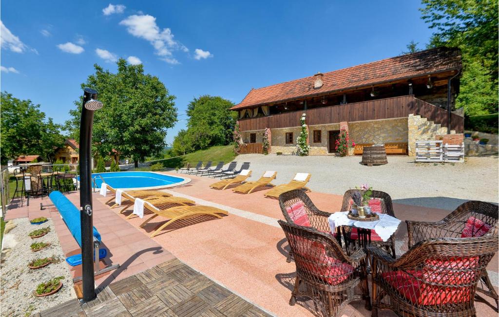 5 Bedroom Awesome Home In Novi Marof — photo 1