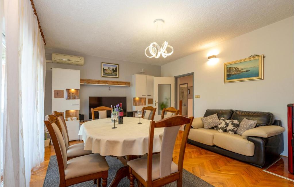 Three-Bedroom Apartment In Rovanjska photo 3