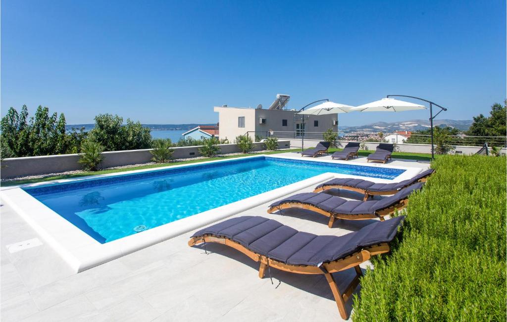 Amazing Home In Kastel Kambelovac photo 2