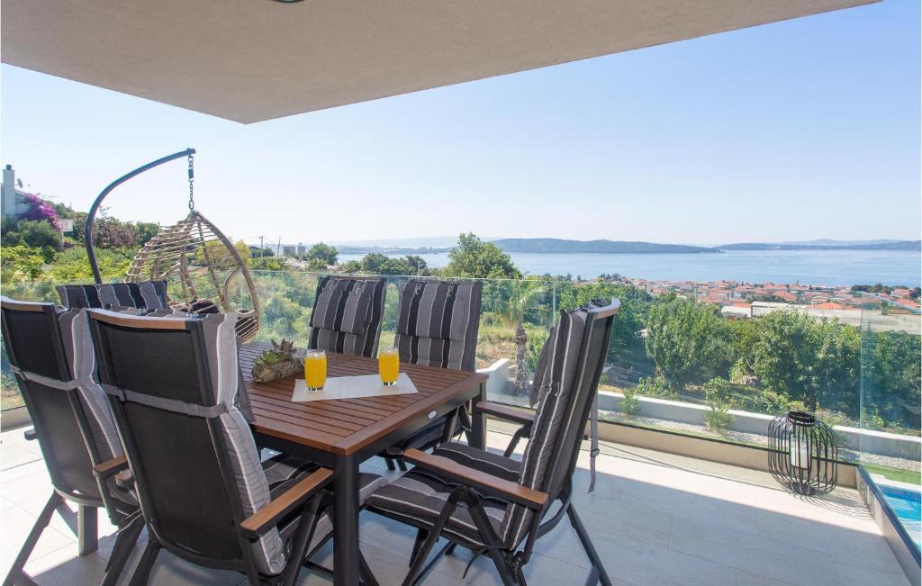 Amazing Home In Kastel Kambelovac photo 3