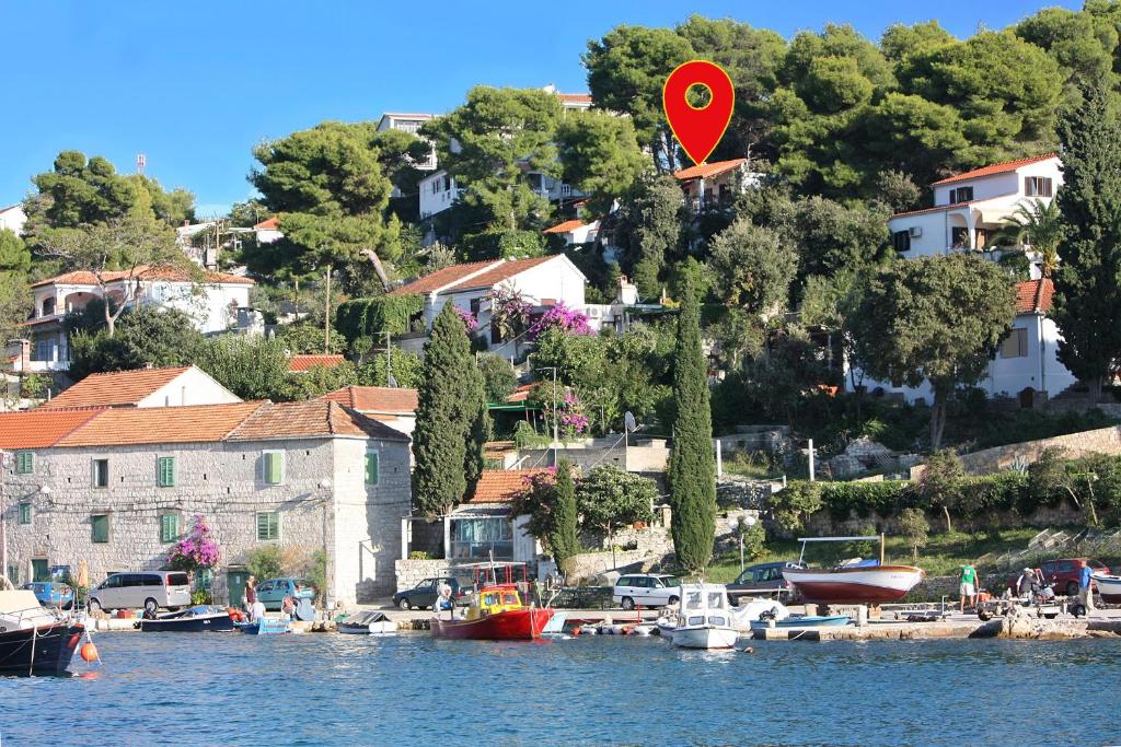 Apartments by the sea Maslinica — photo 1