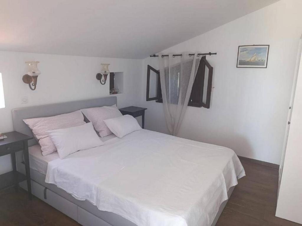 Apartments by the sea Maslinica photo 2