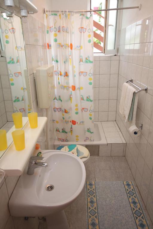 Apartments by the sea Tisno photo 3