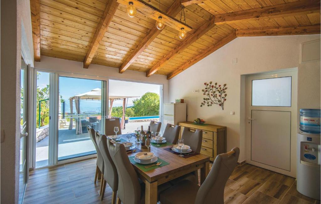 Four-Bedroom Holiday Home In Lokvicici photo 3
