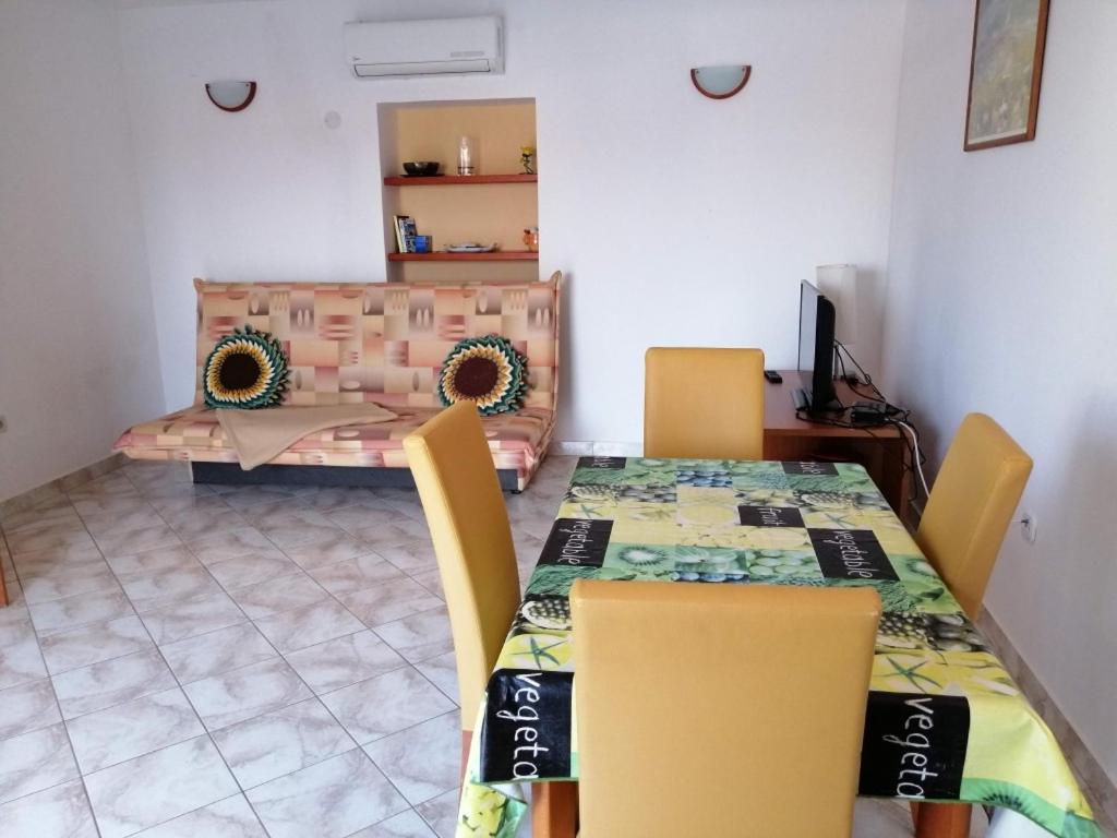 Studio apartment in Funtana with terrace — photo 1
