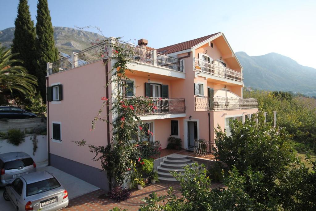 Apartments with a parking space Mlini — photo 1