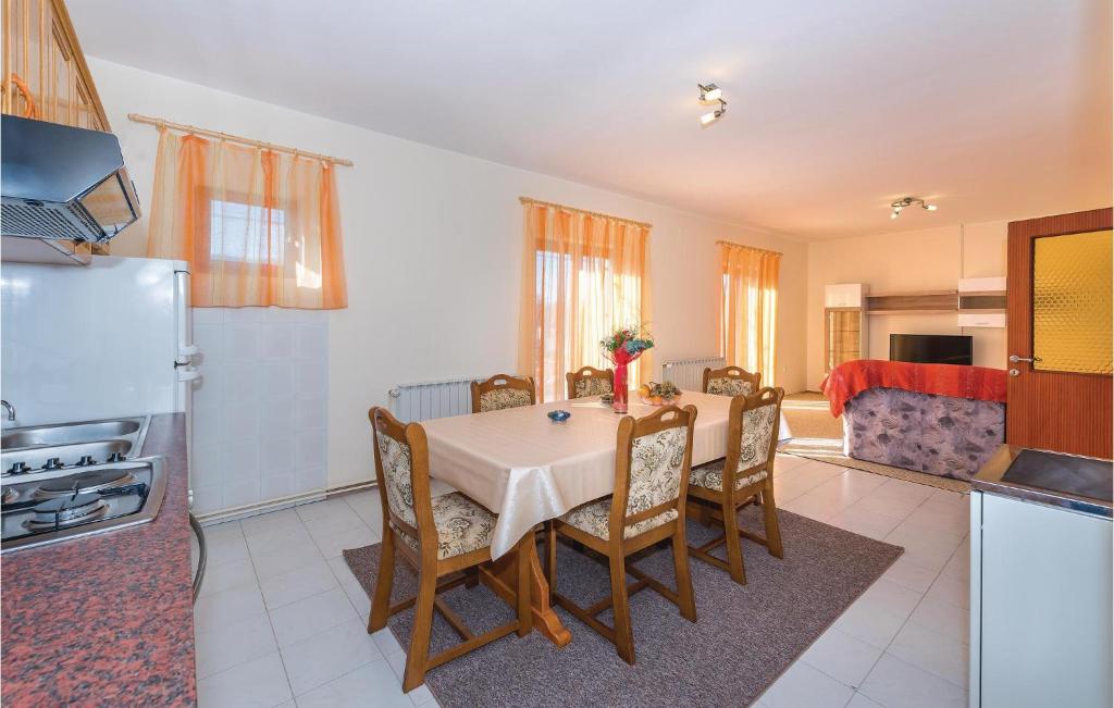 Three-Bedroom Holiday Home In Rozovac photo 2