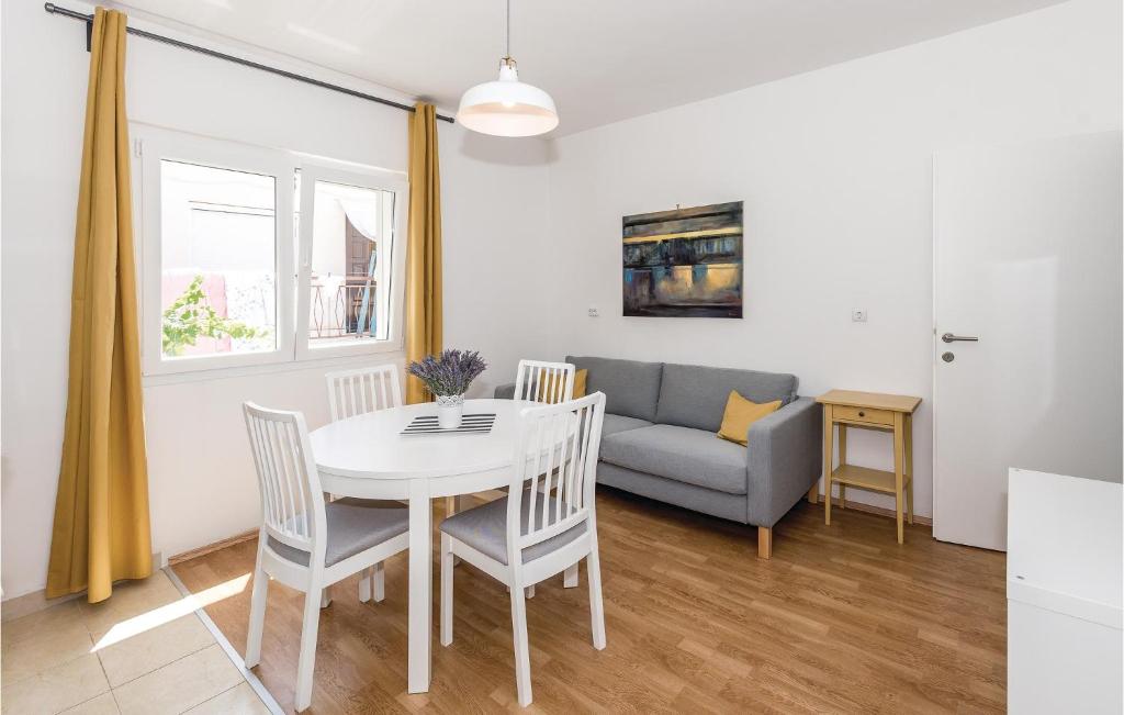 Three-Bedroom Apartment In Rogoznica photo 2