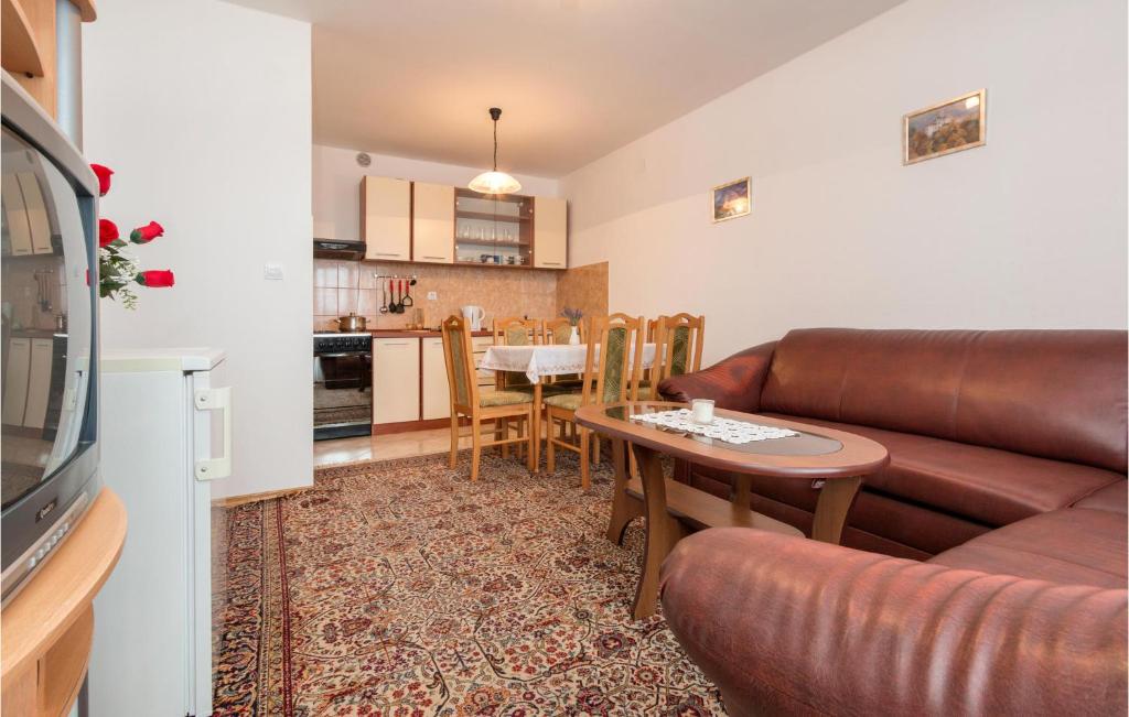 Three-Bedroom Apartment In Peroj photo 3