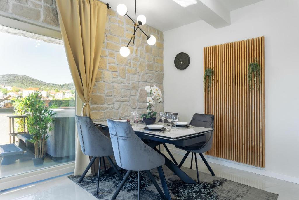 TEONA Luxury Apartment with jacuzzi and terrace sea view — photo 1
