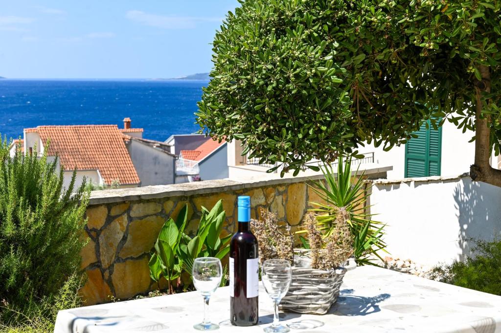 Villa Grande Vista - Lovely Apartment with Private spacious lush mediterranean patio and Sea view — photo 1