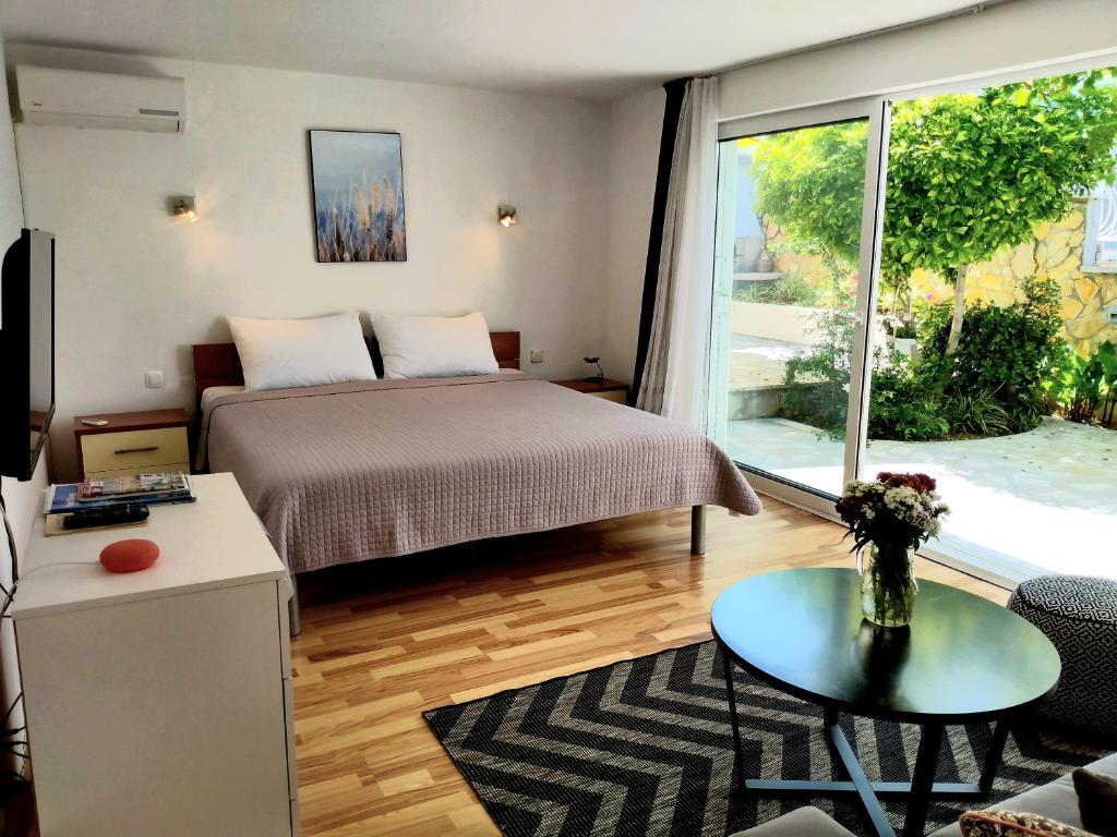 Villa Grande Vista - Lovely Apartment with Private spacious lush mediterranean patio and Sea view photo 2
