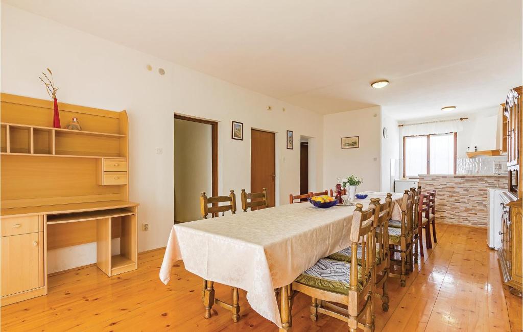 4 Bedroom Lovely Apartment In Stinjan photo 3