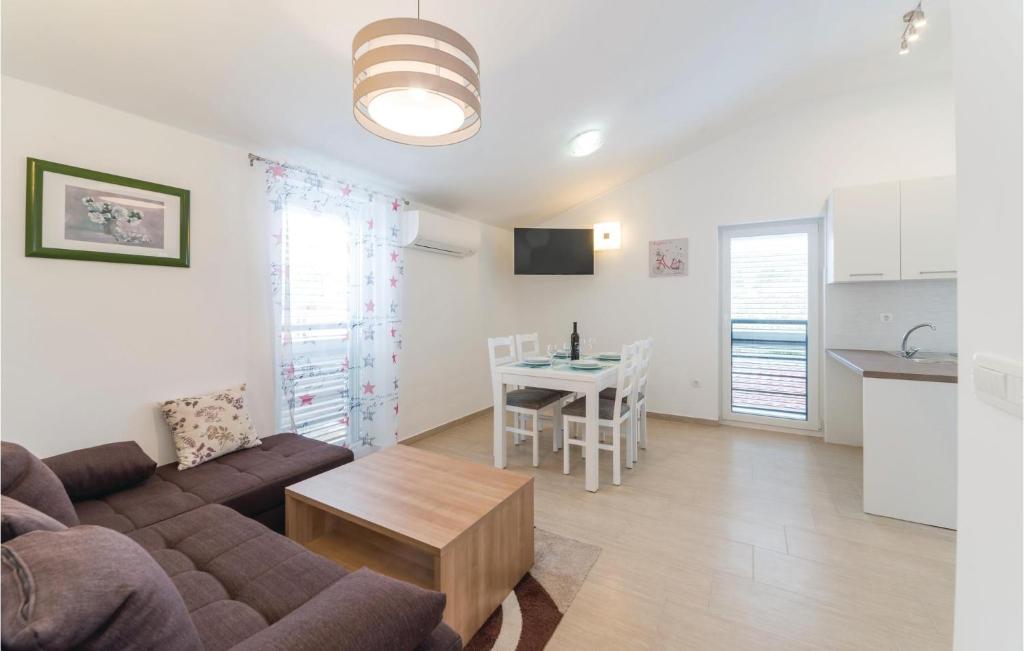 Two-Bedroom Apartment In Verunic photo 3