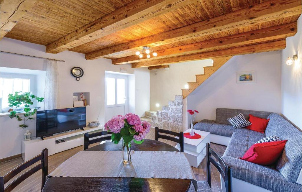 Three-Bedroom Holiday Home In Mrcevo photo 2