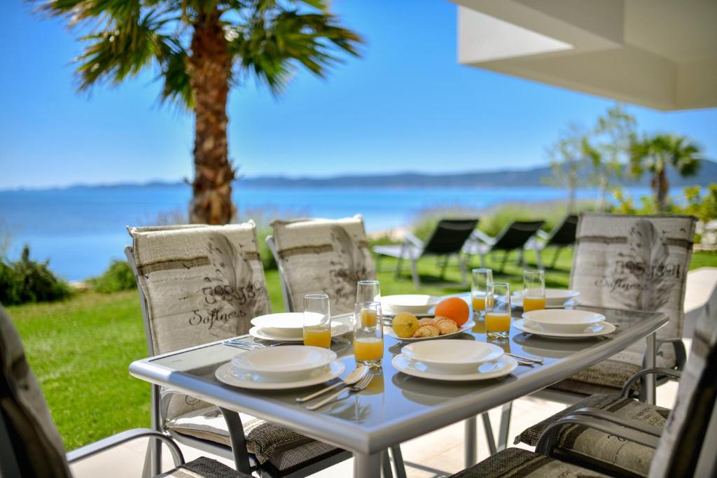 "Babe" Beachfront Residence — photo 1