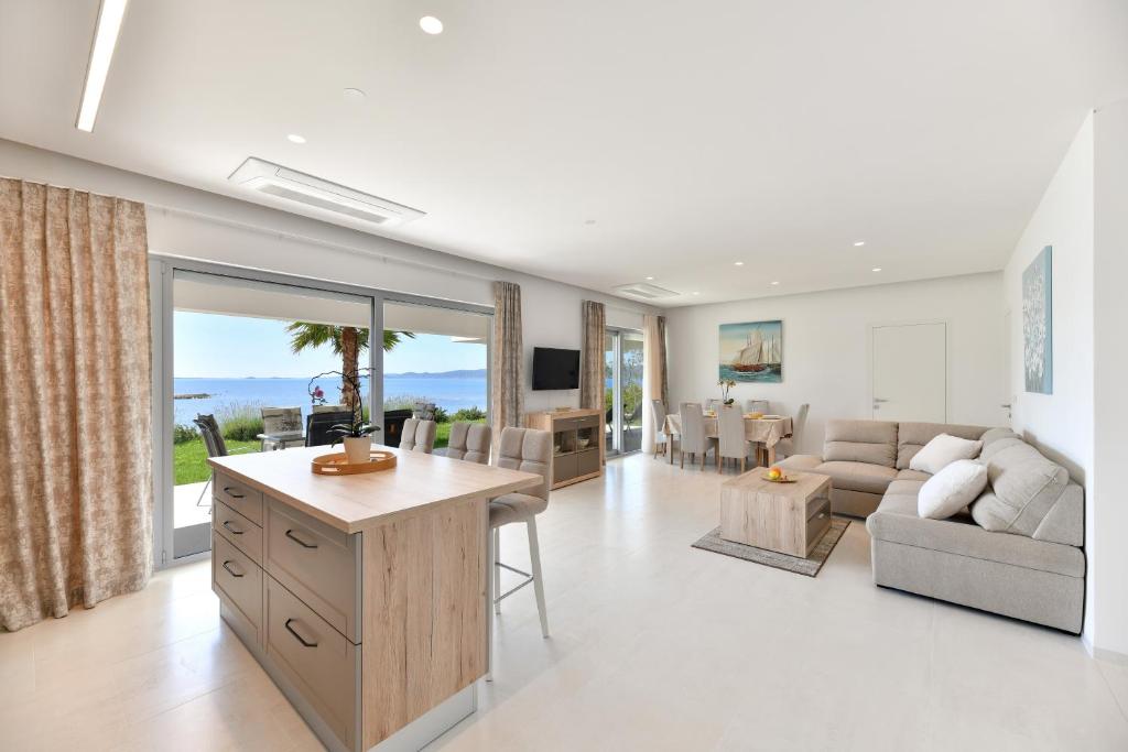 "Babe" Beachfront Residence photo 3