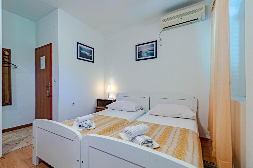 Apartments and rooms with WiFi Lastovo - 13678 photo 2