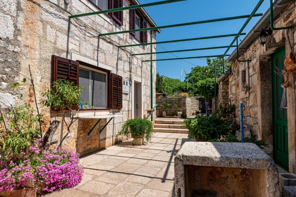 Apartments with parking space Zrnovo — photo 1