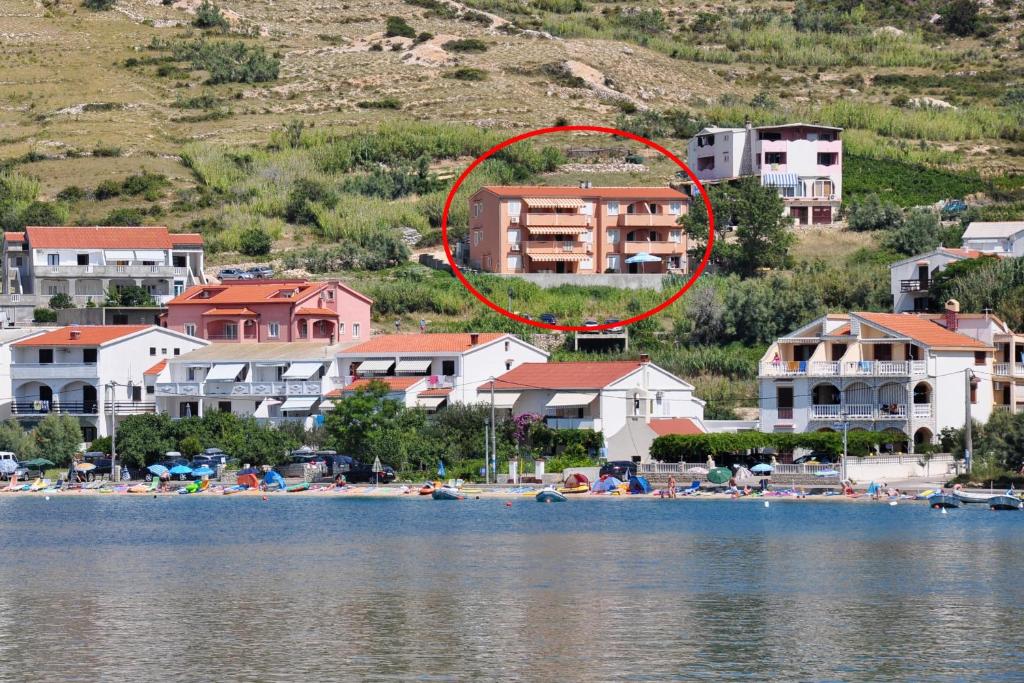 Apartments with parking space Metajna — photo 1