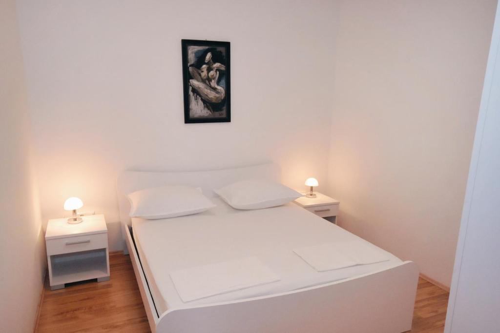 Apartments with parking space Metajna photo 2
