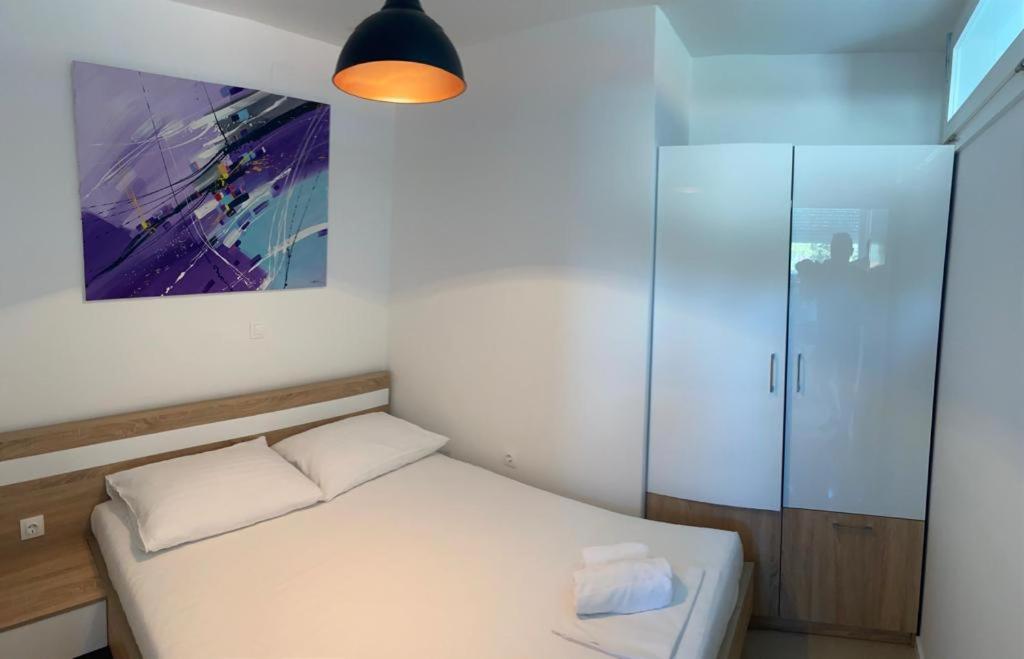Sunset Apartments photo 2