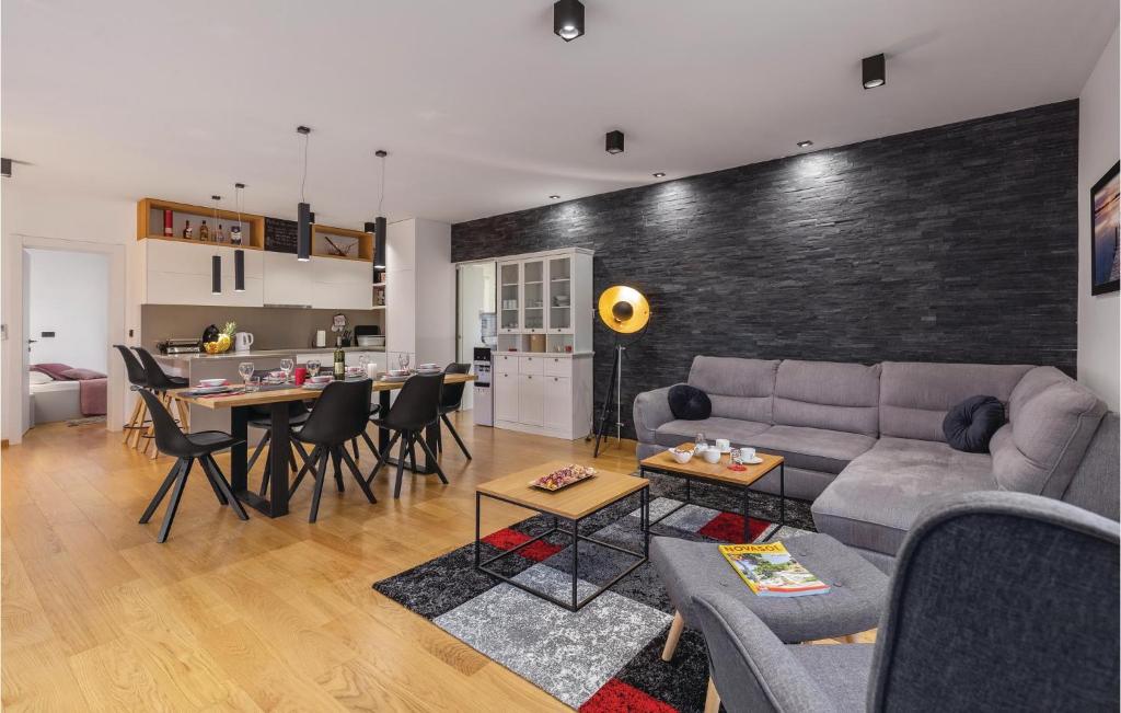 3 Bedroom Amazing Home In Pomer photo 2