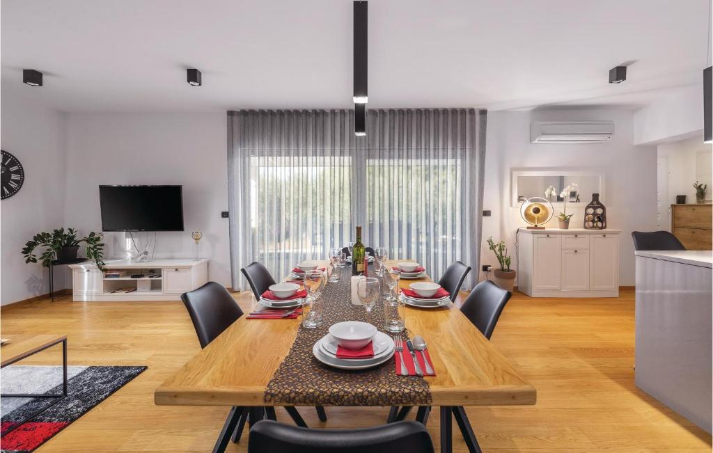 3 Bedroom Amazing Home In Pomer photo 3