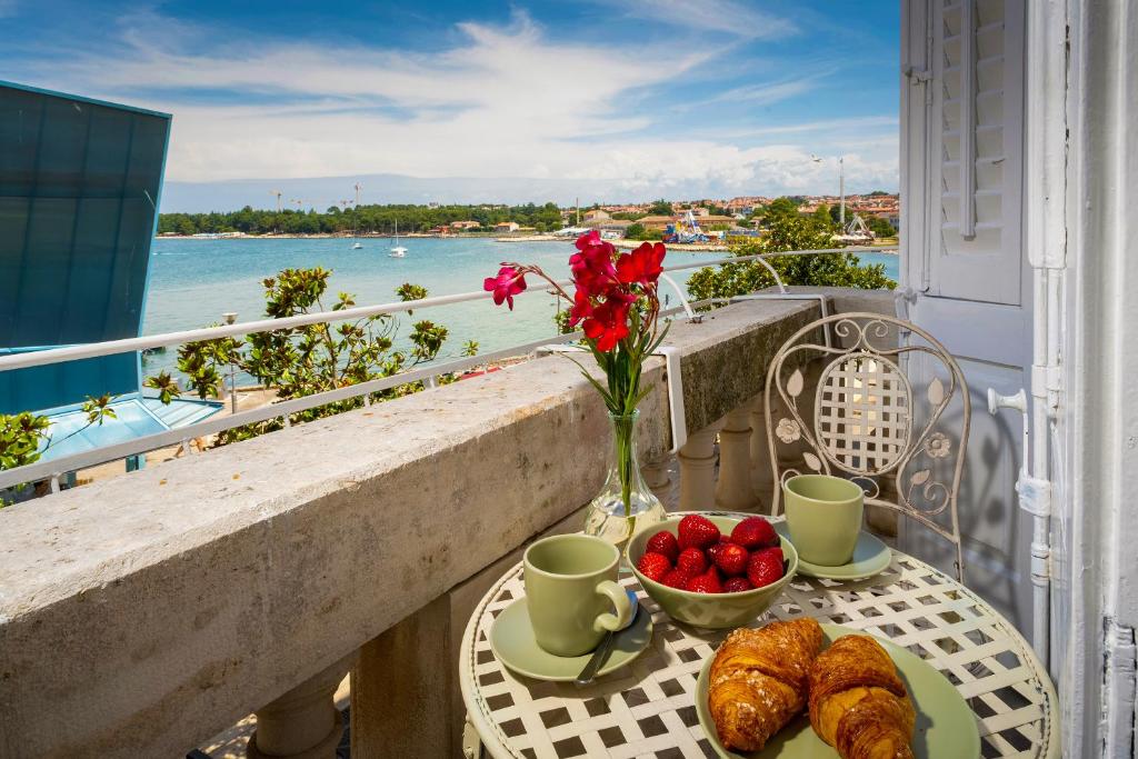 Romeo and Juliet Apartment with Balcony and Sea View — photo 1