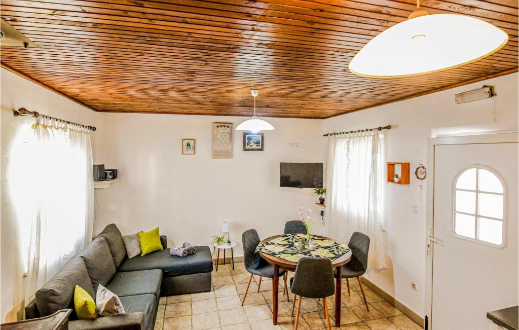 Three-Bedroom Holiday Home With Sea View In Praznica photo 3
