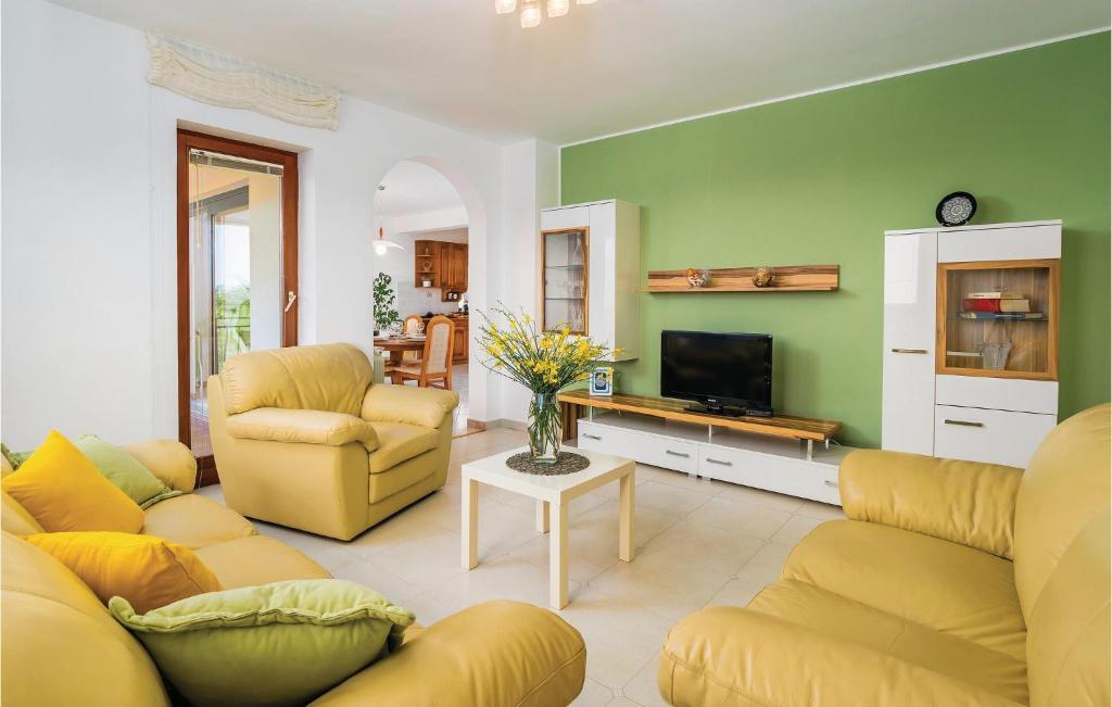 3 Bedroom Cozy Apartment In Nedescina photo 2