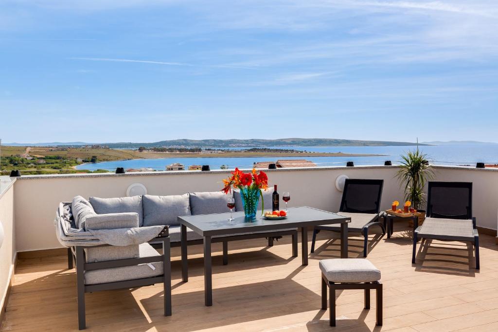 Terra Maiorum -12 person private Villa - heated pool and water massage photo 3