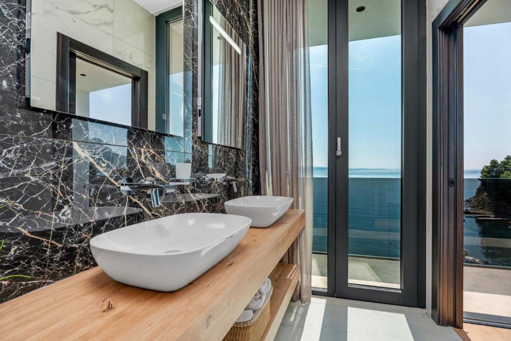 Seafront Villa Nina with 5 en-suite bedrooms photo 3