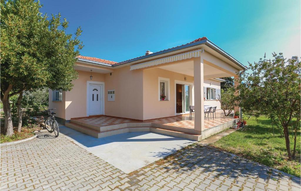 Three-Bedroom Holiday Home In Kastel Stafilic — photo 1