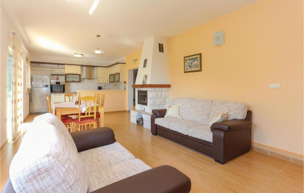 Three-Bedroom Holiday Home In Kastel Stafilic photo 2