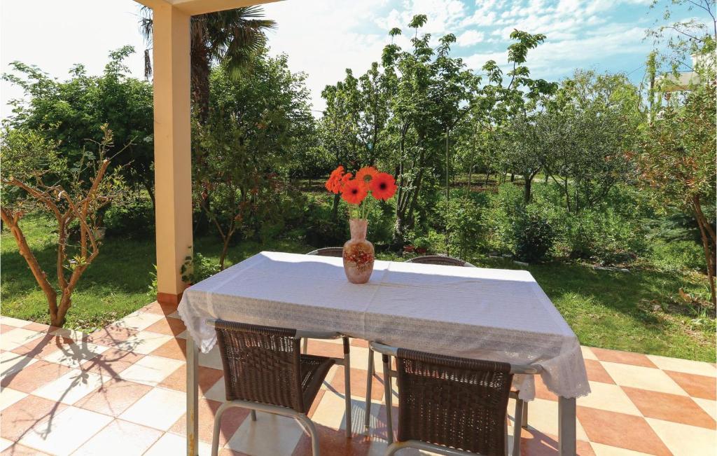 Three-Bedroom Holiday Home In Kastel Stafilic photo 3