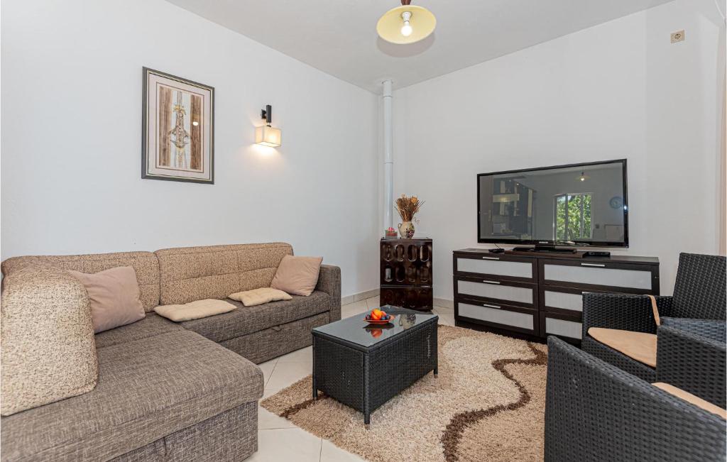 Six-Bedroom Holiday Home In Sibenik photo 3