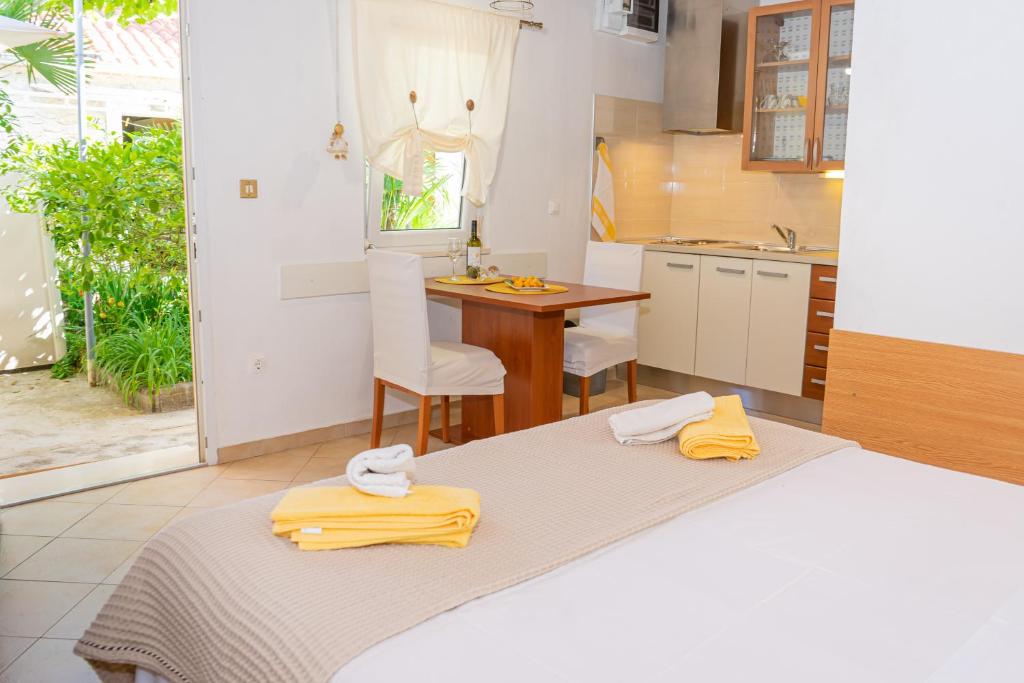 Eleonora Apartments photo 3