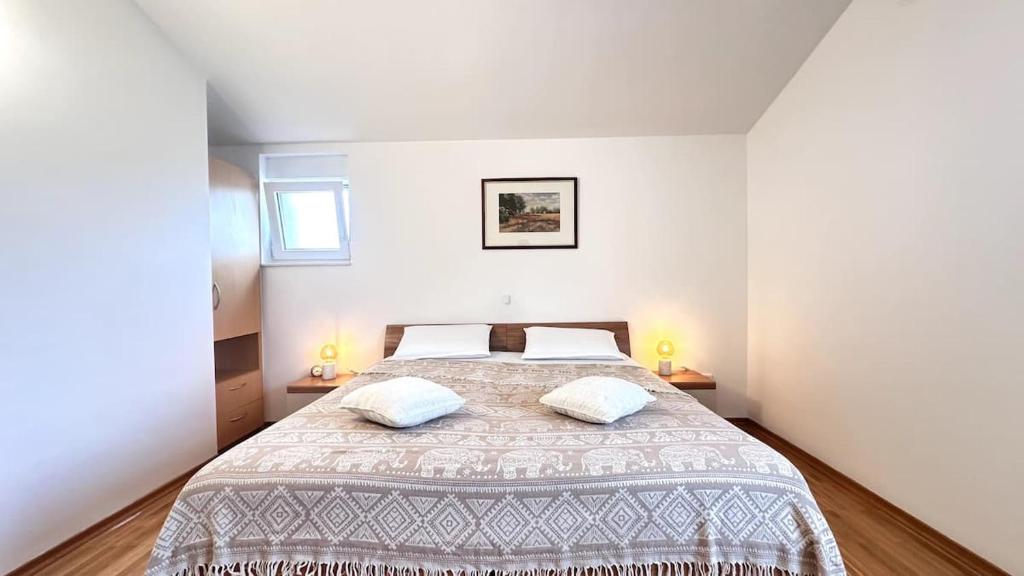 Spacious Apt in Tisno Near Garden Resort – 4 Min photo 2