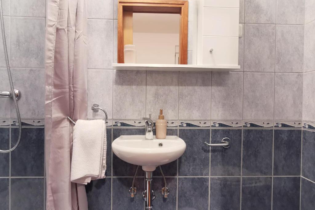Spacious Apt in Tisno Near Garden Resort – 4 Min photo 3