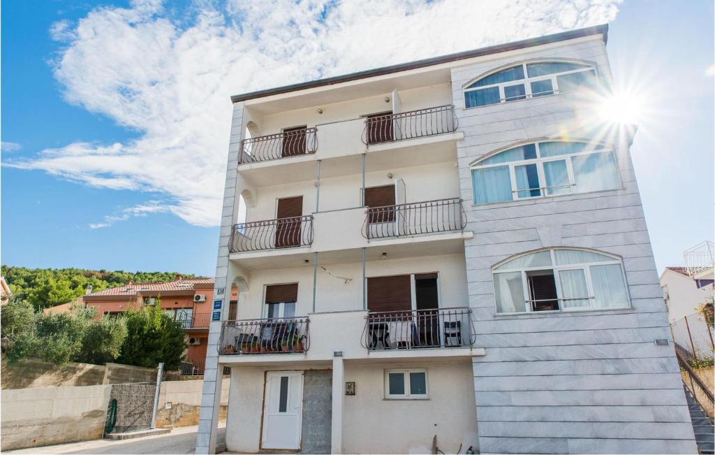 Cozy Apartment In Slatine With Wifi — photo 1