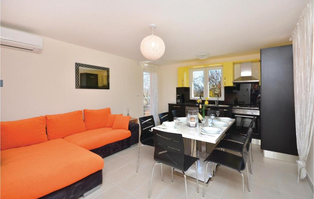 Four-Bedroom Holiday Home In Lecevica photo 2
