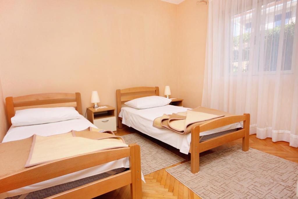 Apartments with a parking space Stari Grad photo 2