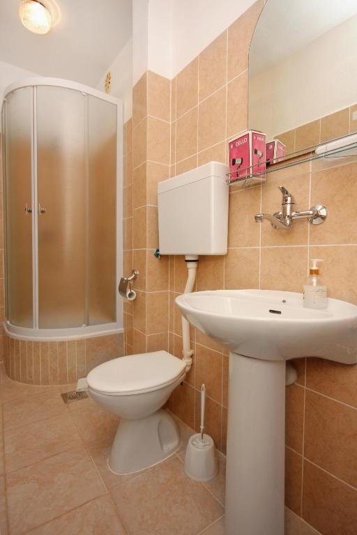 Apartments with a parking space Stari Grad photo 3